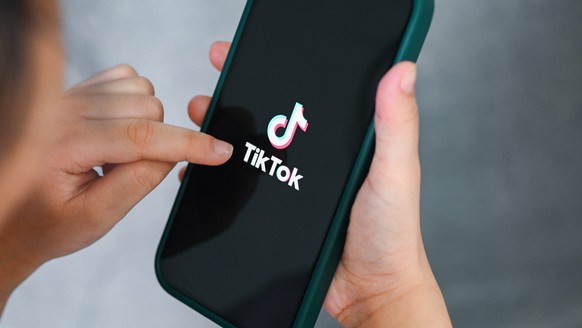 TikTok Kind mit Smartphone (Symbolbild)