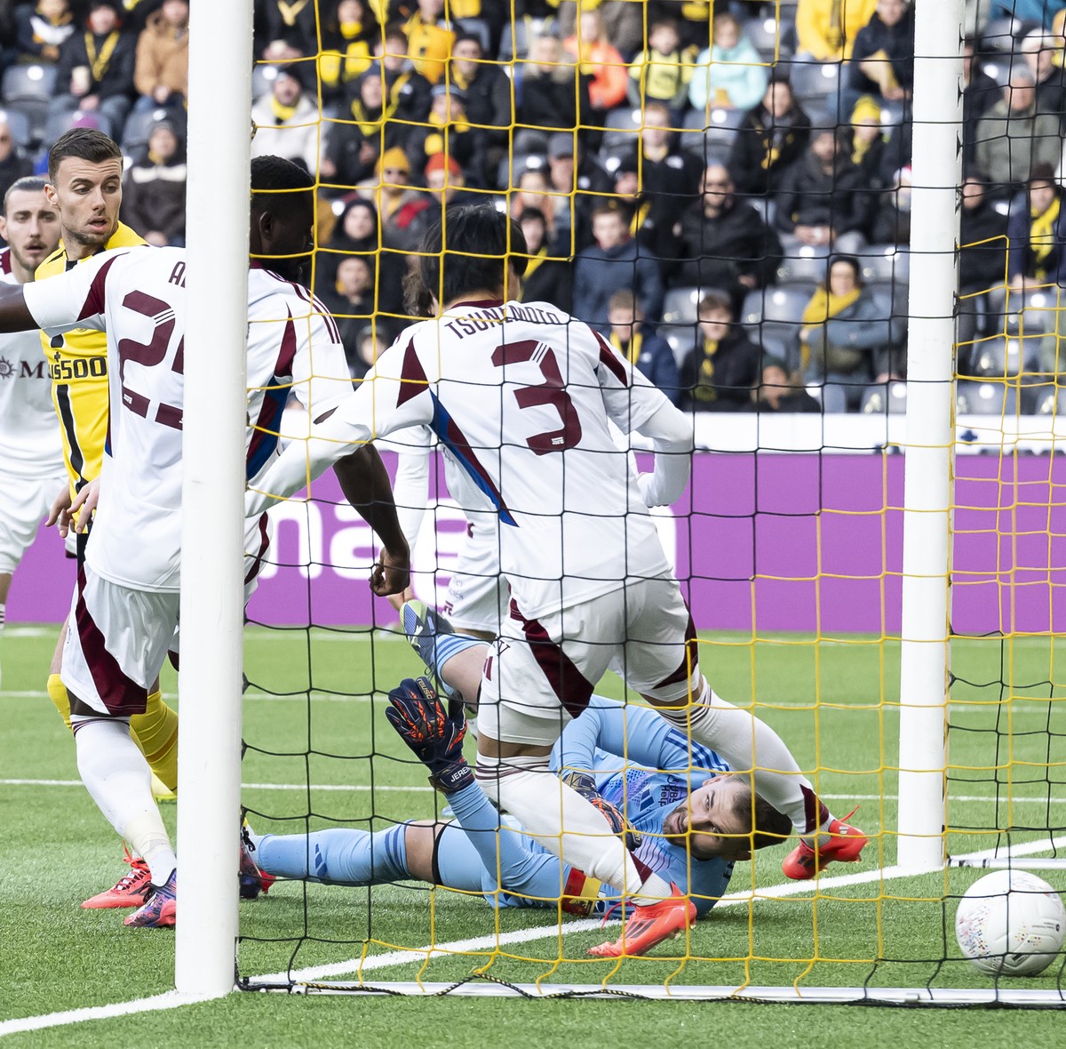 CAPTION CORRECTION: CORRECTS SIMBAKOLI TO ADAMS - Darian Males (YB), 2. links, schiesst ein Tor gegen Kasim Adams (SFC), Torhueter Jeremy Frick (SFC), und Keigo Tsunemoto (SFC), im Fussball Meistersch ...