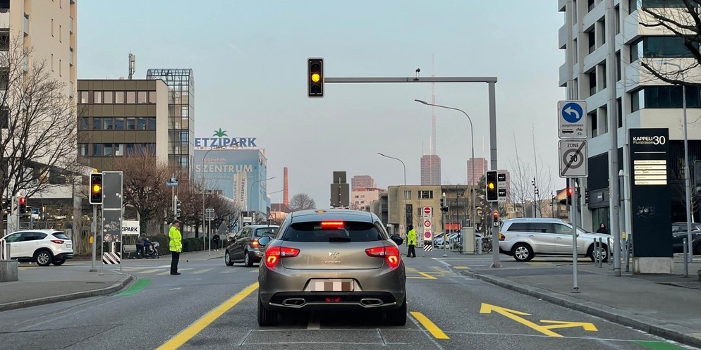 Bereits vor der offiziellen Eröffnung am Donnerstag sorgt die Velovorzugsroute an der Baslerstrasse für Ärger. Autos fahren reihenweise falsch in die Einbahnstrasse, die Beschilderung der neuen Wege s ...