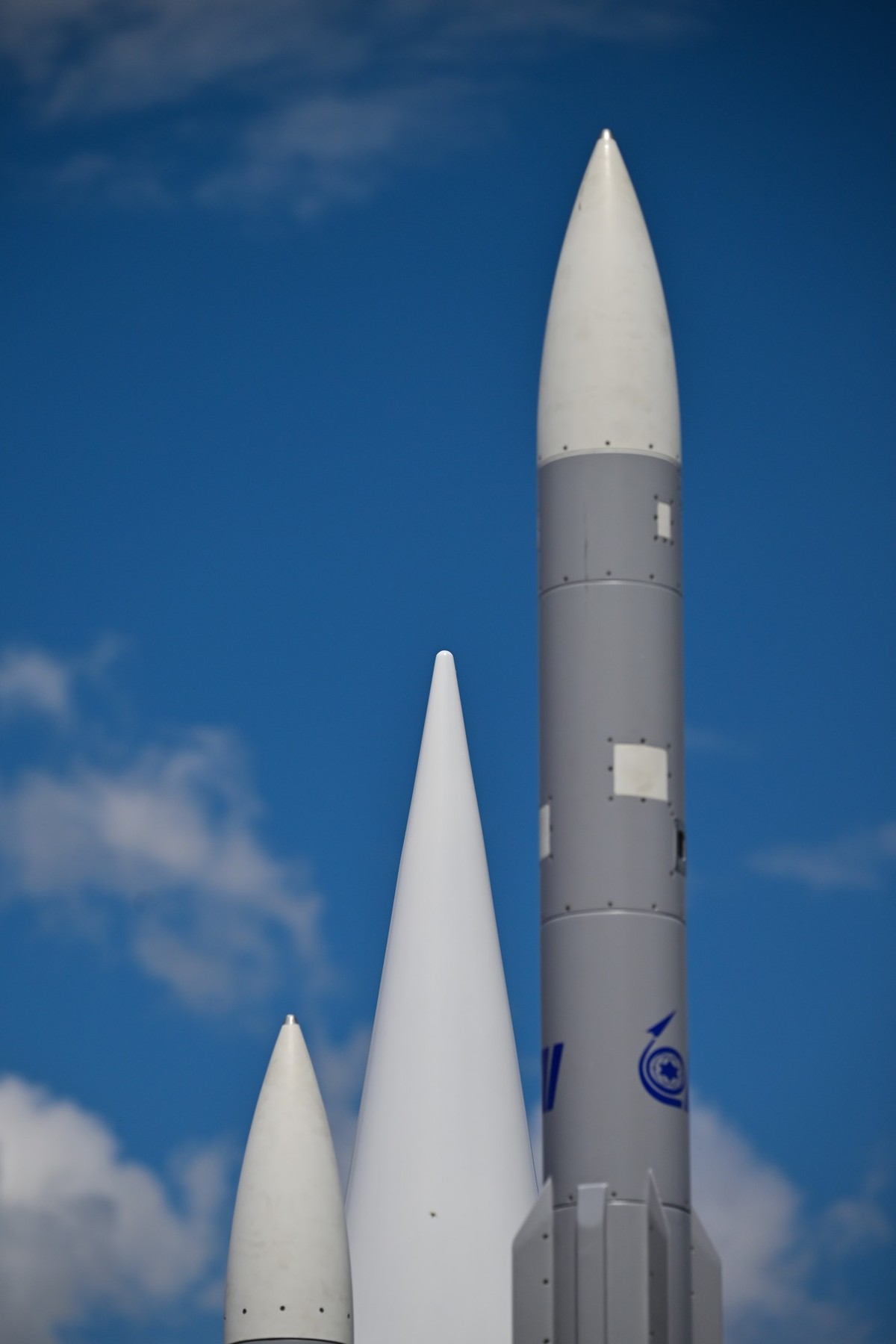 ARCHIV - 11.06.2026, Brandenburg, Schönefeld: Unterschiedliche Flugkörpermodelle des Systems Barak MX (links und rechts) sowie Arrow des Rüstungsunternehmens Israel Aerospace Industries stehen während ...