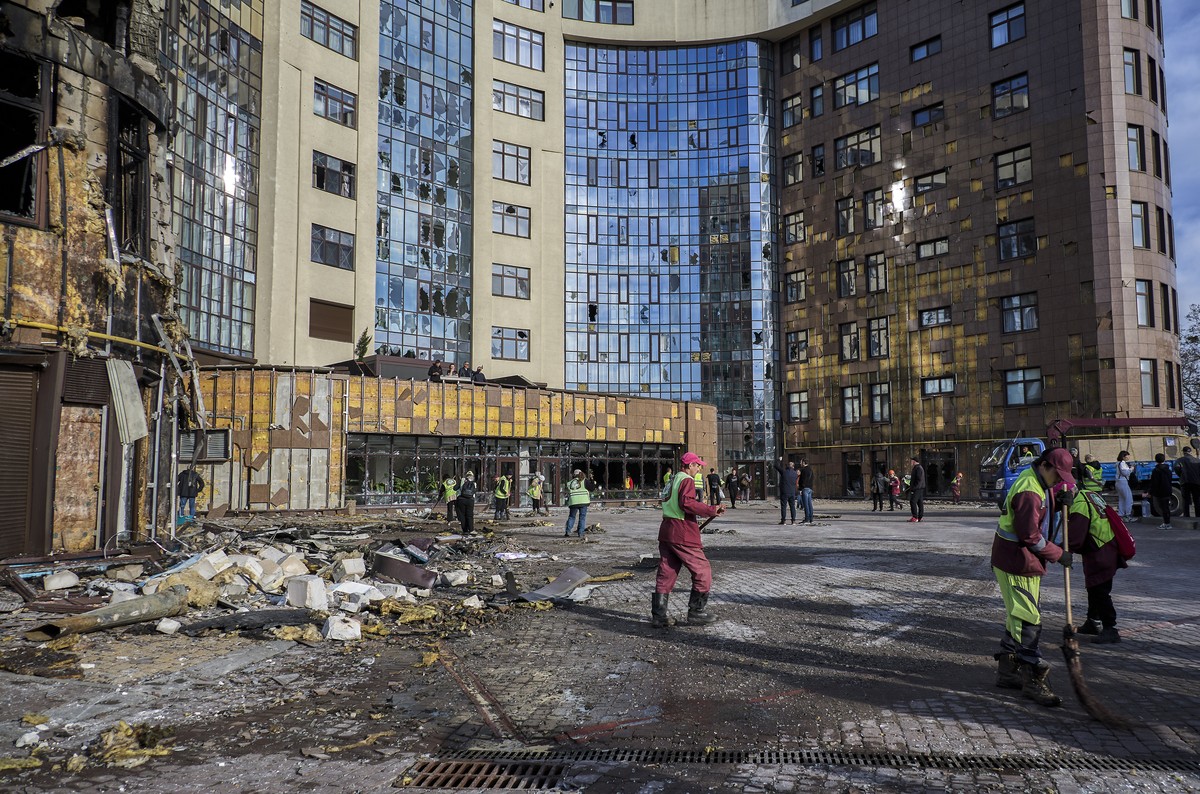 KEYPIX - epa12866286 Ukrainian communal workers clear debris at the site of a Russian drone strike on a residential building in Kharkiv, northeastern Ukraine, 02 April 2026, amid the Russian invasion. ...
