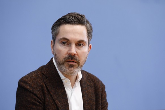 Fabio De Masi, Stellv. Vorsitzender der Fraktion Die Linke und Obmann im Untersuchungsausschuss Wirecard, Deutschland, Berlin, Bundespressekonferenz, Thema: Zwischenbilanz des Untersuchungsausschusses ...
