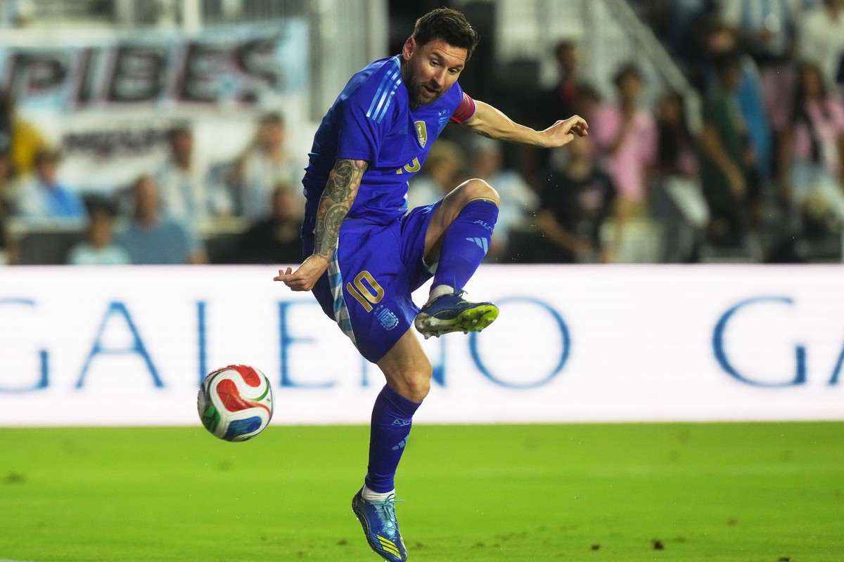 Argentina's Lionel Messi (10) attempts a shot on goal during the first half of a friendly soccer match against Puerto Rico, Tuesday, Oct. 14, 2025, in Fort Lauderdale, Fla. (AP Photo/Marta Lavand ...