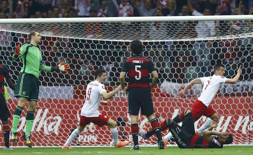 Manuel Neuer schaut nach seinem Patzer beim ersten Gegentor ganz schön blöd aus der Wäsche.