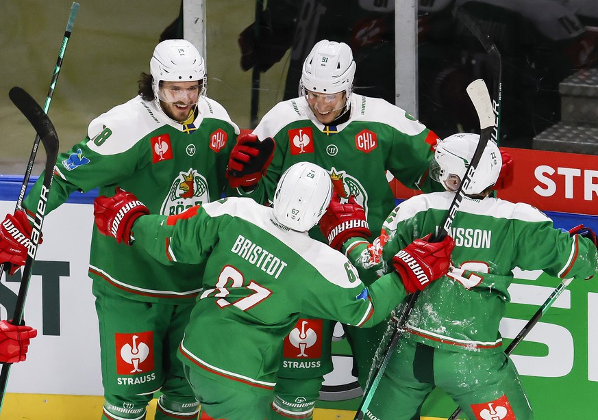 Roegle BK&#039;s Samuel Jonsson, right, is celebrated by teammates after scoring his team&#039;s the 4th goal during the Champions Hockey League match between Switzerland&#039;s ZSC Lions and Sweden&# ...