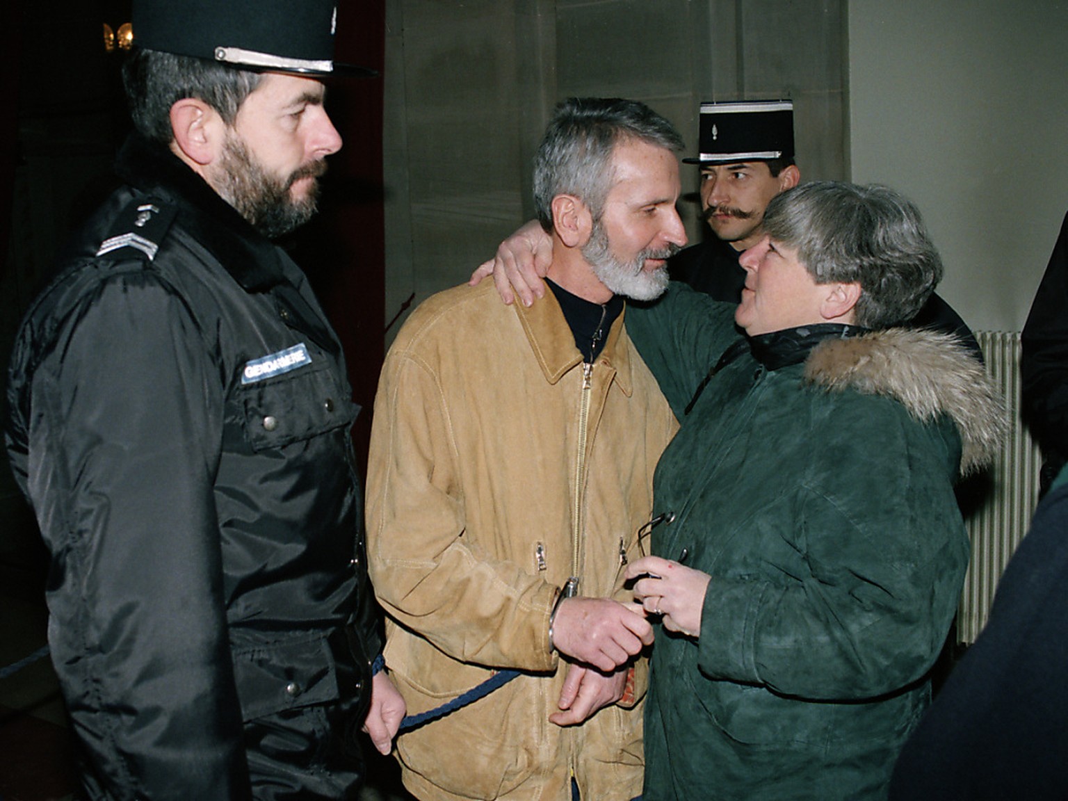 Walter Stürm stand am 20. Dezember 1995 vor dem Appellationsgericht in Colmar, Frankreich. Das Bild zeigt ihn umgeben von Sicherheitskräften mit seiner Schweizer Rechtsanwältin Barbara Hug. (Archivbil ...