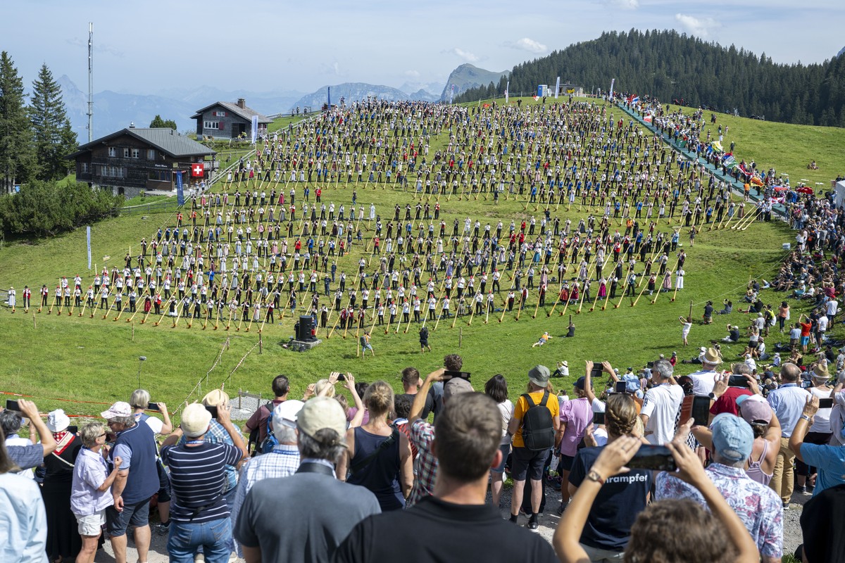 Der Weltreckord ist mit 1006 Alphornblaeser geglueckt, anlaesslich eines Alphorn Weltrekordversuchs mit ueber 1000 Alphornblaeser beim Klewenalp Festival am Samstag, 31. August 2024 auf der Klewenalp  ...