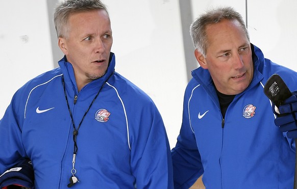 Die Schweden Hans Wallson, links, und Lars Johansson, rechts, neues Trainerduo der ZSC Lions beim ersten Mannschaftstraining der Lions zur kommenden Saison auf der Kunsteisbahn Oerlikon in Zuerich am  ...