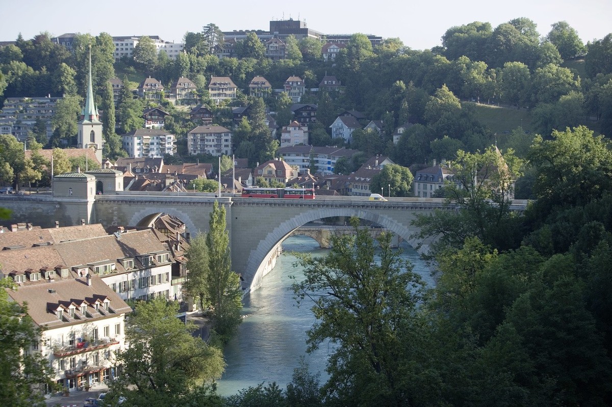 Die Nydeggbruecke in Bern am 10. Juli 2006. (KEYSTONE/Gaetan Bally) 

The Nydegg Bridge in Berne on July 10, 2006. (KEYSTONE/Gaetan Bally)