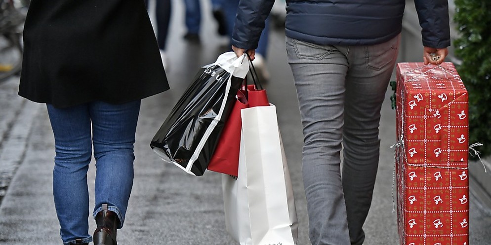 Die einen planen weit voraus, immer mehr machen’s aber auf den letzten Drücker: Das Kaufen der Weihnachtsgeschenke. Der Sonntagsverkauf wird für die kurzentschlossenen zur Rettung. Trotz globaler Kris ...