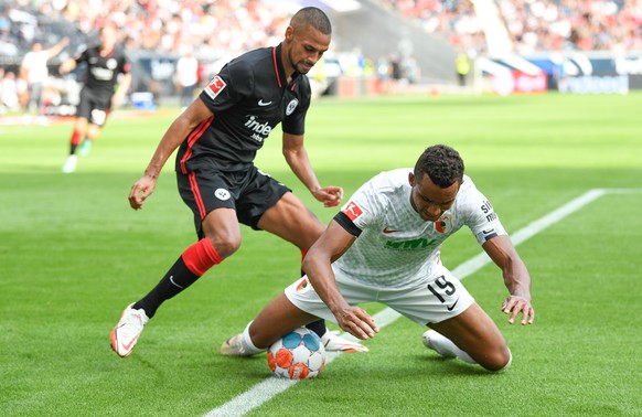 21.08.2021, Hessen, Frankfurt/Main: Fu�ball: Bundesliga, Eintracht Frankfurt - FC Augsburg, 2. Spieltag im Deutsche Bank Park. Frankfurts Djibril Sow (l) und Augsburgs Felix Uduokhai k�mpfen um den Ba ...