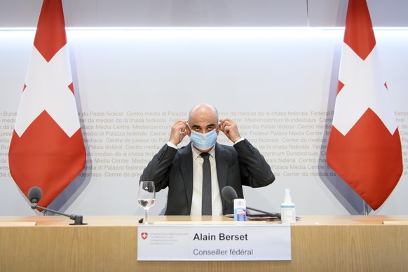 Bundesrat Alain Berset, zieht eine Maske an nach einer Medienkonferenz des Bundesrates zur aktuellen Situation im Zusammenhang mit dem Coronavirus, am Freitag, 3. Dezember 2021, im Medienzentrum Bunde ...