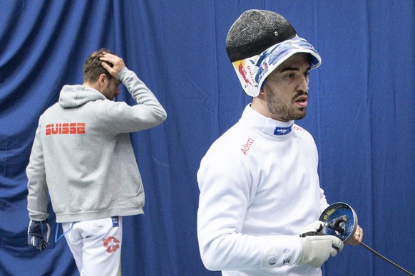 Die Schweizer Benjamin Steffen und Max Heinzer, von links, sind enttaeuscht nach dem Halbfinale gegen Japan beim Teamwettkampf am Fechtturnier Grand Prix de Berne, am Sonntag, 24. November 2019, in de ...