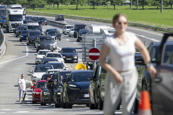 Der Pfingsten Reiseverkehr auf der Autobahn A-2 vor dem Gotthardtunnel zwischen Goeschenen und Altdorf in Richtung sueden staut sich bei Erstfeld auf mehrere Kilometer laenge, am Samstag, 23. April 20 ...