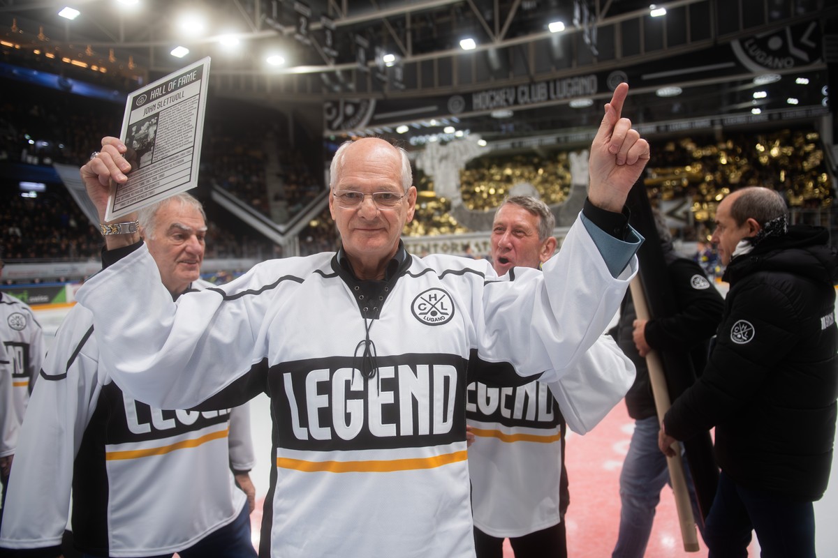 Lugano's legend Jhon Slettvoll, center, enters in the Hall of Fame of HC Lugano, before the preliminary round game of National League Swiss Championship 2023/24 between, HC Lugano against HC Ambr ...