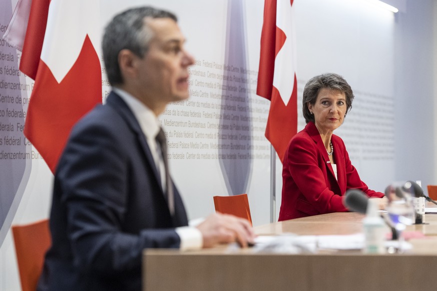 Bundespraesidentin Simonetta Sommaruga, rechts, und Bundesrat Ignazio Cassis aeussern sich zur Kandidatur der Schweiz fuer einen Sitz im UNO-Sicherheitsrat, am Freitag, 30. Oktober 2020 in Bern. (KEYS ...