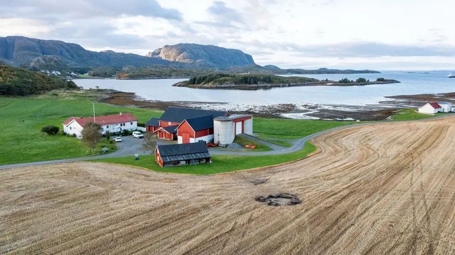 Der Fundort: Wie schon im 9. Jahrhundert zur Zeit des Begräbnisses befindet sich auch heute ein Bauernhof auf dem Gelände an der Küste.