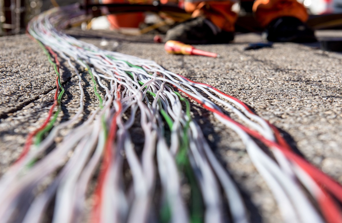 Ein Arbeiter montiert Glasfaserkabel der Swisscom fuer den Internetansschluss von Privathaushalten, am Dienstag, 10. Februar 2015 in Bellinzona. Die staedtischen Betriebe Bellinzona "Aziende Muni ...