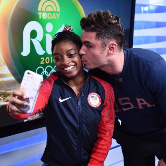 Und er gibt Simone Biles einen Kuss!