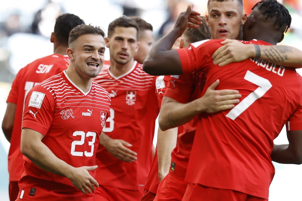 epa10324553 Xherdan Shaqiri (L) of Switzerland and his teammates celebrate the 1-0 during the FIFA World Cup 2022 group G soccer match between Switzerland and Cameroon at Al Janoub Stadium in Al Wakra ...