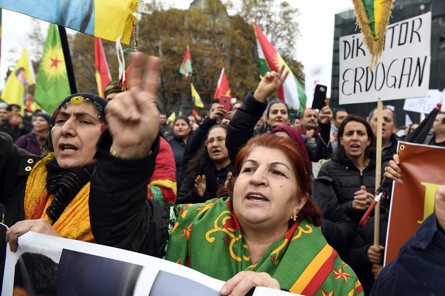 Kurden-Demonstration gegen den tuerkischen Staatspraesidenten Recep Tayyip Erdogan in Zuerich am Samstag, 5. November 2016. Weit ueber 1000 Kurden und Sympathisanten haben beim Helvetiaplatz gegen den ...