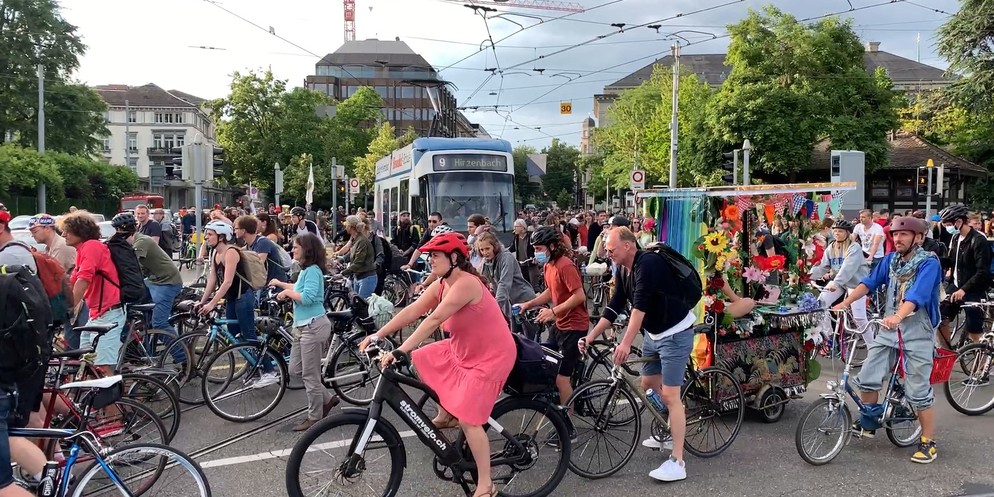Mann rastet bei Critical Mass aus Zürich 26.5.2023