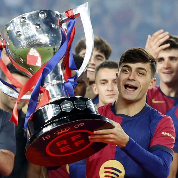 epa12114898 FC Barcelona&#039;s Pedri (C) lifts LaLiga&#039;s trophy following the Spanish LaLiga soccer match between FC Barcelona and Villarreal CF, in Barcelona, Spain, 18 May 2025. EPA/Toni Albir