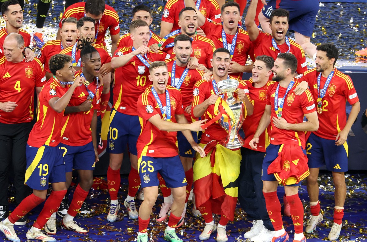 epa11479025 Spain player Ferran Torres lifts the trophy after the team won the UEFA EURO 2024 final soccer match between Spain and England, in Berlin, Germany, 14 July 2024. Spain won 2-1. EPA/GEORGI  ...