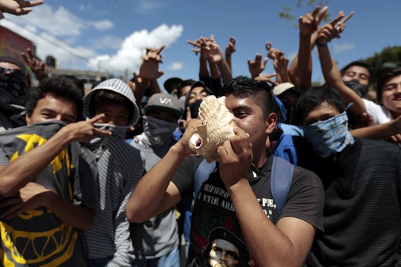 Ein junger Erwachsener bläst in ein Muschelhorn: Mehrere Tausend Demonstrierende versammelten sich gestern in&nbsp;Chilpancingo.&nbsp;