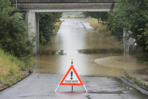 Die Kanalisationen konnten das Wasser ab Mitte Juli tatsächlich nicht mehr schlucken, wie diese überschwemmte Strasse am Dienstag, 22. Juli 2014 in Pfäffikon zeigt. Doch nicht nur die Pfäffikoner wiss ...