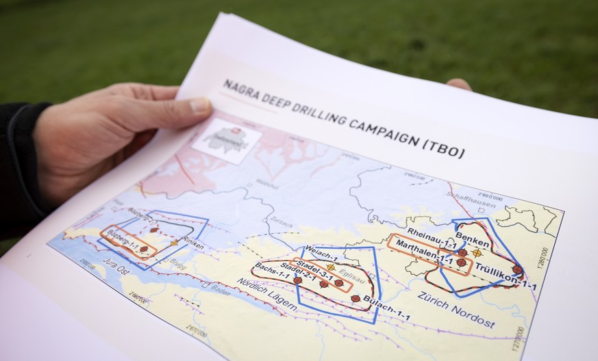 Armin Pechstein, Hydrogeologe und zustaendig fuer das Langzeitbeobachtungssystem bei der Bohrung Stadel-3 zeigt eine Karte mit Borungen am Standort Noerdlich Laegern, aufgenommen am Mittwoch, 30. Okto ...
