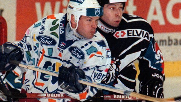 Colin Muller vom EV Zug links und Marc Haueter von den ZSC Lions warten am Samstag 22.11.1997 in der Zuger Hertie Eishalle auf den Puck.(KEYSTONE/SIGI TISCHLER)