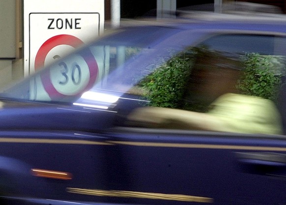 Wer notorisch betrunken Auto fährt und deswegen den Fahrausweis dauerhaft entzogen kriegt, trägt die Beweislast, dass er abstinent lebt. (Symbolbild)