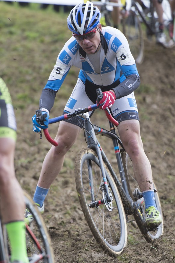 Der Schweizer Simon Zahner auf dem Weg zu zweiten Platz beim Maenner Elite Radquer, an der EKZ Cross Tour in Eschenbach, der Sonntag, 14. Dezember 2014. (KEYSTONE/Maxime Schmid)