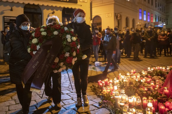 Menschen gedenken in Wien den Opfern des Anschlags.