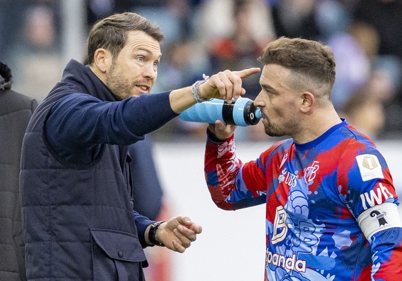 Trainer Stephan Lichtsteiner, links, und Xherdan Shaqiri, rechts, von Basel diskutieren beim Super League Meisterschaftsspiel zwischen dem FC Luzern und dem FC Basel vom Sonntag, 22. Februar 2026 in L ...