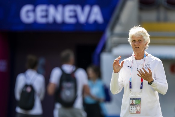 Switzerland&#039;s head coach Pia Sundhage, right, looks on her is players during a training session of the Swiss national team one day before the UEFA Women&#039;s EURO 2025 Group A match against Fin ...