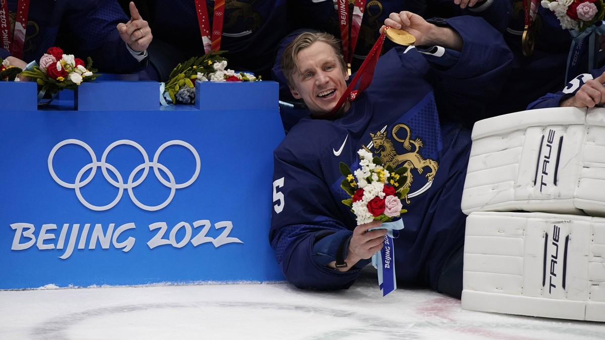 Olympics: Ice hockey, Eishockey Men Finals - Gold Medal Game, Feb 20, 2022 Beijing, China Team Finland goalkeeper Jussi Olkinuora 45 poses with teammates for a team picture after the medals ceremony d ...