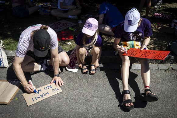 Schilder werden gemalt fuer den Feministischen Streik anlaesslich des Frauenstreiktags 2026 am Sonntag, 14. Juni 2026 in Zuerich. In der ganzen Schweiz gingen Frauen auf die Strasse, um fuer hoehere L ...
