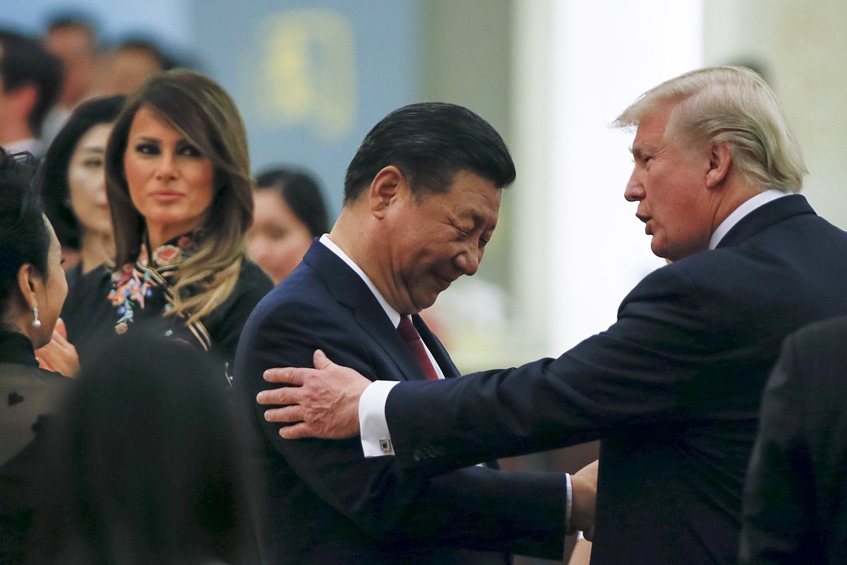 China's President Xi Jinping, center, U.S. President Donald Trump and first lady Melania Trump attend a state dinner at the Great Hall of the People in Beijing, China, Thursday, Nov. 9, 2017. (Th ...
