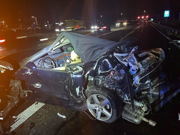 Mit einem leeren Tank ist eine 44-jährige Autolenkerin am 9. November 2023 auf der Autobahn A1 bei Spreitenbach AG auf dem rechten Fahrstreifen stehen geblieben.