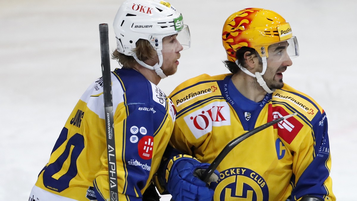 Davos' PostFinance Top Scorer Andres Ambuehl, Mitte, und Teamkollege Sven Jung diskutieren mit Schiedsrichter Daniel Stricker, im Eishockey Meisterschaftsspiel der National League zwischen dem SC ...