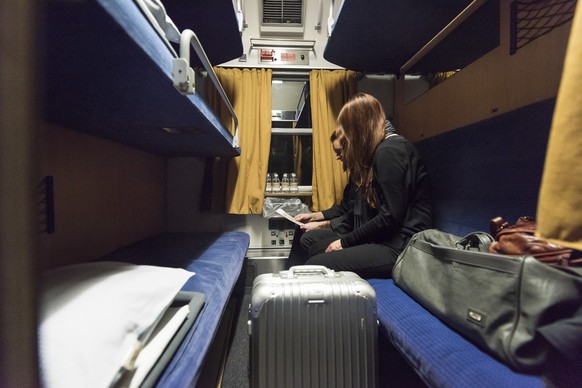 ZUM THEMA NACHTZUEGE STELLEN WIR IHNEN HEUTE FOLGENDES NEUES BILDMATERIAL DES NIGHTJETS DER OESTERREICHISCHEN BUNDESBAHNEN, OEBB, ZUR VERFUEGUNG --- [Staged Picture] Passengers in a couchette compartm ...