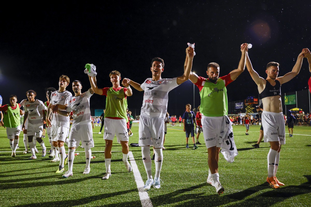 Jubel der Winterthur Spieler nach dem 1/32 Final des Schweizer Cups zwischen dem FC Wettswil Bonstetten und dem FC Winterthur am Freitag, 16. August 2024, auf dem Sportplatz Moos in Wettswil am Albis. ...
