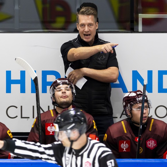Geneve-Servette's head coach Sam Hallam gestures, during a Champions Hockey League game between Geneve-Servette HC (SUI) and Eisbaren Berlin (GER), at the ice stadium Les Vernets, in Geneva, Swit ...