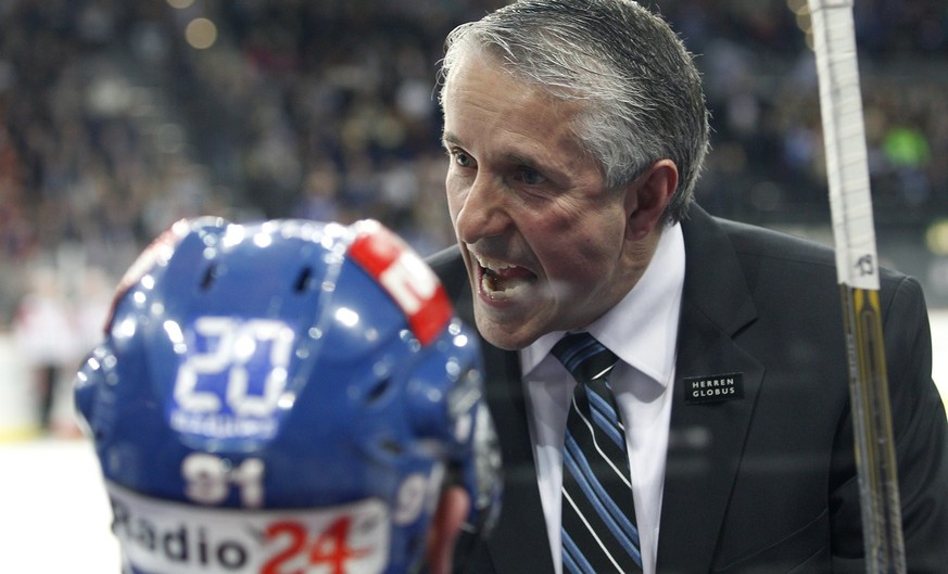 ZSC Lions Cheftrainer Bob Hartley spricht zu seinen Spielern waehrend einem Time-Out, beim zweiten Playoff-Viertelfinalspiel der National League A zwischen den ZSC Lions und dem HC Davos, am Samstag,  ...