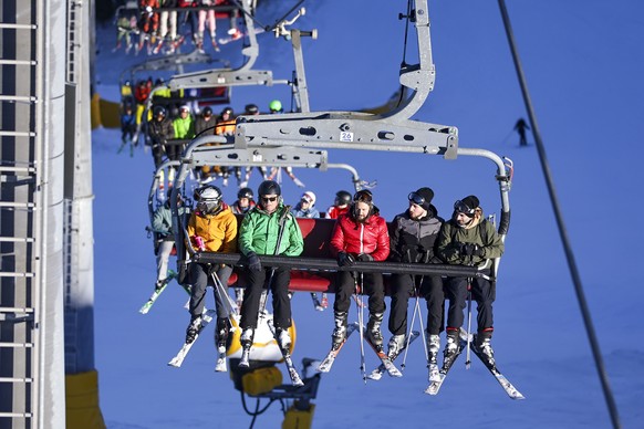epa11831239 Skiers sit in chair lifts at the ski resort area of the mountainous &#039;Kahler Asten&#039; region near Winterberg, Germany, 17 January 2025. EPA/CHRISTOPHER NEUNDORF