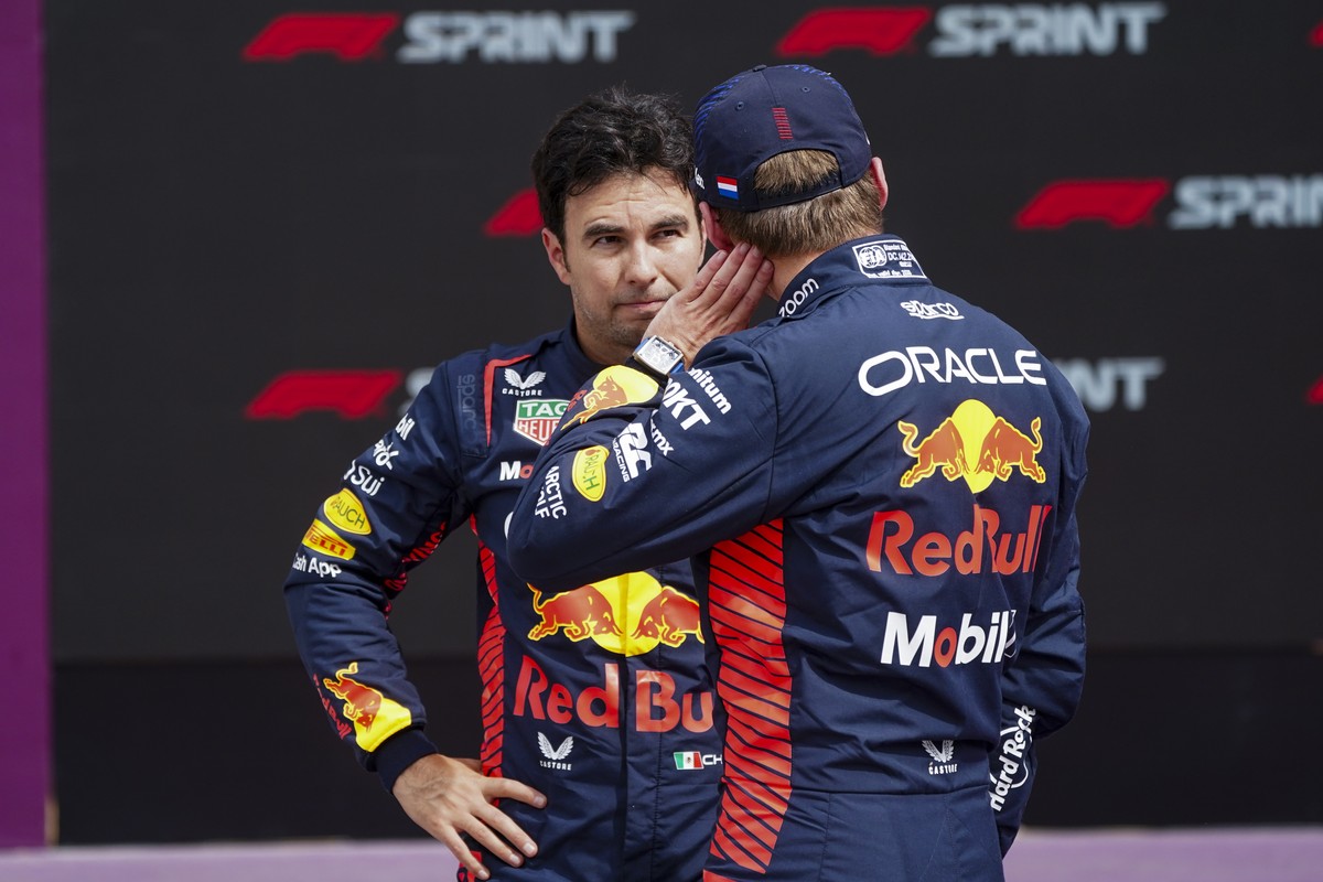 epa10931565 Oracle Red Bull Racing driver Max Verstappen (R) talks with teammate Sergio Perez (L) following the Sprint Shootout of the 2023 Formula 1 Grand Prix of the United States at the Circuit of  ...