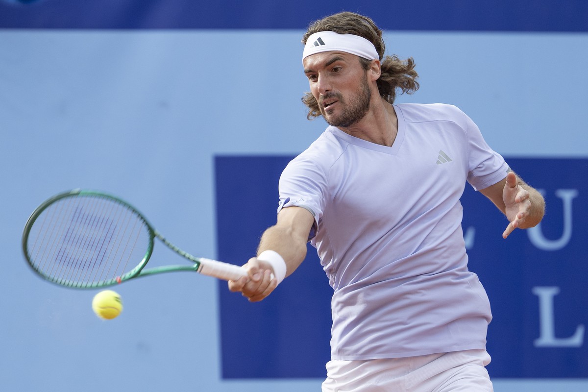 epa13113364 Stefanos Tsitsipas of Greece in action during his 2nd round match against Jerome Kym of Switzerland at the Swiss Open tennis tournament in Gstaad, Switzerland, 15 July 2026. EPA/PETER SCHN ...