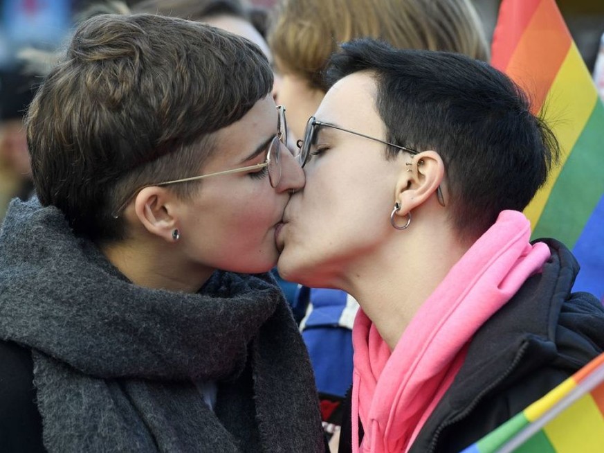 Gleichgeschlechtliche Liebe ist keine Krankheit und muss deshalb auch nicht therapiert werden. In diesem Sinne hat in Deutschland nach dem Bundestag auch der Bundesrat ein Verbot der &quot;Konversions ...